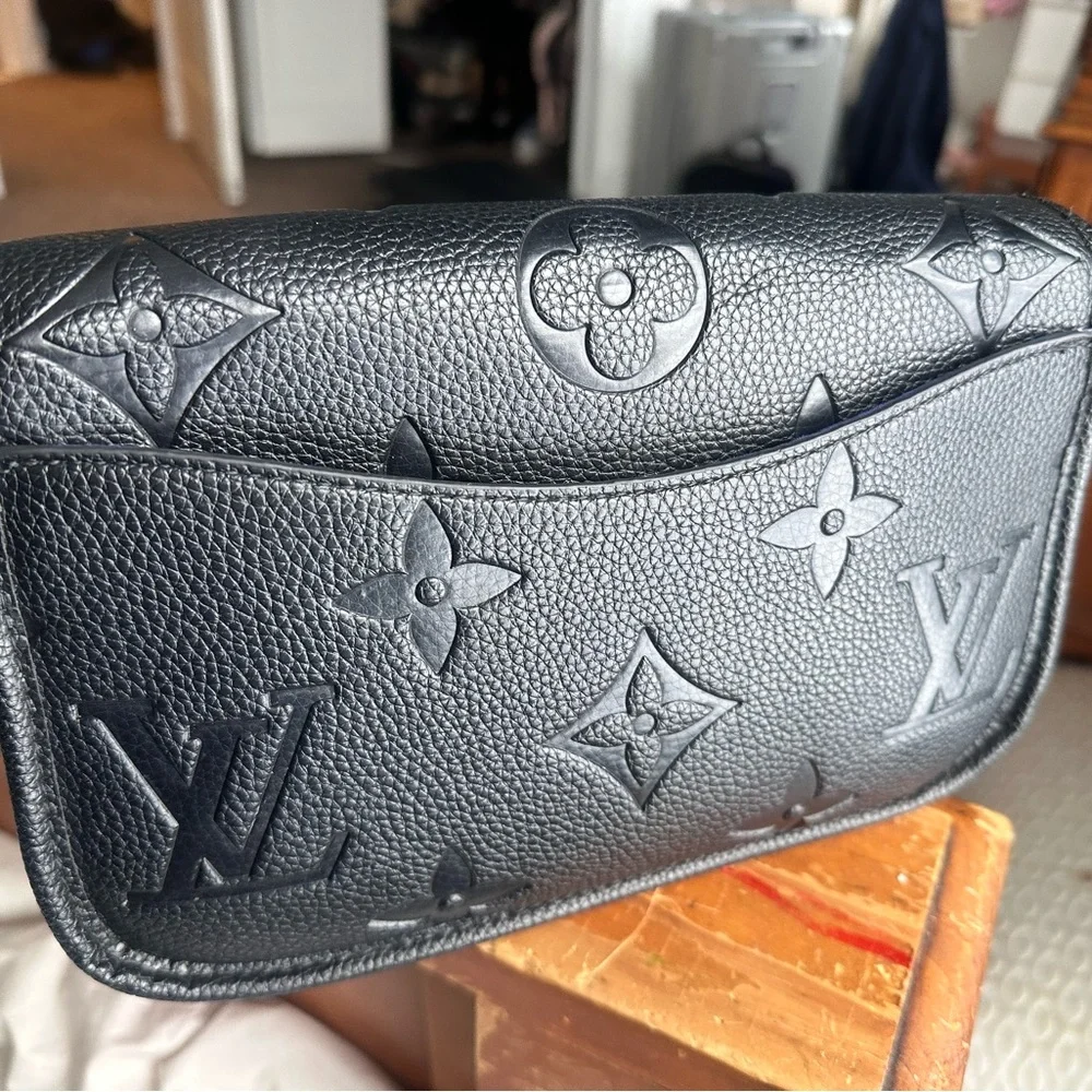 Elegant Black Embossed Crossbody Bag - Picture 5 of 5